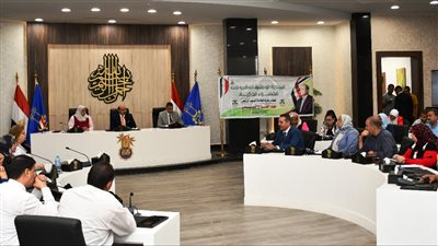 محافظ أسوان يترأس اجتماع لجنة المبادرة الوطنية للمشروعات الخضراء الذكية