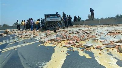 عودة الحركة المرورية بطريق الدائري الإقليمي في بنها بعد رفع آثار حادث انقلاب سيارة محملة بالبيض