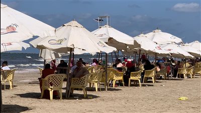 أسعار زمان.. المصطافون يستمتعون بالأجواء الصيفية على شاطئ بورسعيد بـ5 جنيهات | صور وفيديو