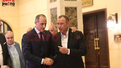 جمال مبارك يؤدي واجب العزاء في شقيقة محمود الخطيب | صور