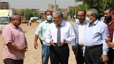 محافظ المنيا يتابع سير العمل بمشروع النقل الجماعي.. ويوجه بتطوير 8 محلات بجواره
