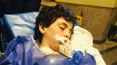 الطفل عبد الرحمن في غيبوبة منذ 33 يوما بسبب حادث بالإسكندرية.. ووالده: ابني بيضيع وعايز أعالجه