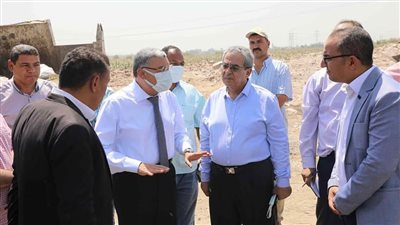 محافظ المنيا يشهد أعمال إزالة قاعة تصوير مخالفة بالطريق الدائري