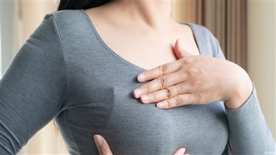 سرطان الثدي.. كيف يمكنك إجراء فحص ذاتي في المنزل؟