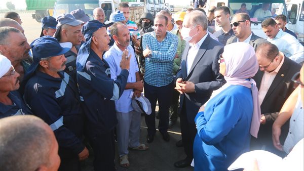 محافظ كفر الشيخ وعمال