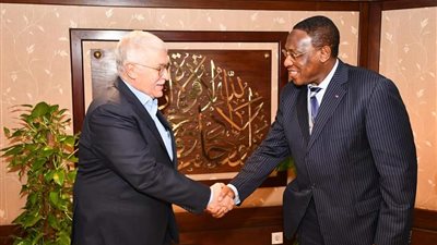 سفير الكاميرون يزور شركة المقاولون العرب ويشيد بالأعمال المسندة إليها بدولته