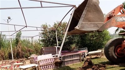 إزالة قاعات أفراح مخالفة بمركز ملوي في المنيا