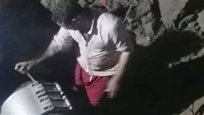 عمال الصيانة بالفيوم يصلحون خط 500 بقرية الجعافرة لعودة مياه الشرب للأهالي | صور