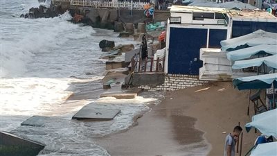 منع نزول شواطئ العجمي بالإسكندرية ورفع الرايات الحمراء بالقطاع الغربي بسبب ارتفاع الأمواج