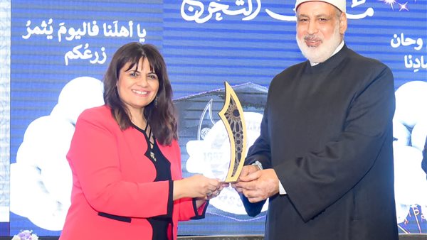 وزيرة الهجرة والدكتور