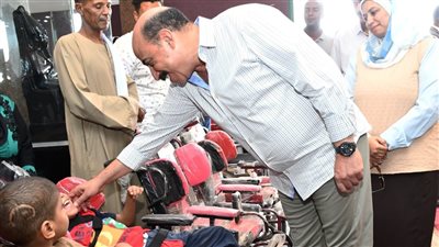 محافظ أسوان يسلم المستلزمات المدرسية لطلاب وطالبات دور رعاية الأيتام