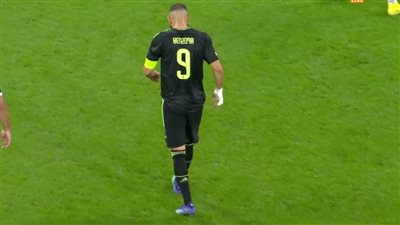 بنزيما يُغادر مباراة سيلتك مصابًا في رُكبته وهازارد بديلًا له