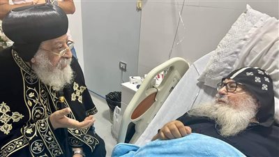 البابا تواضروس الثاني يزور الأنبا موسى أسقف الشباب بعد تعرضه لوعكة صحية