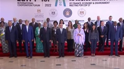 السيسي يلتقط صورة تذكارية مع المشاركين في منتدى مصر للتعاون الدولي والتمويل الإنمائي