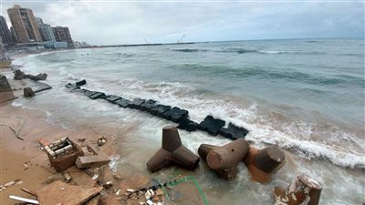 بالرغم من غلق الشواطئ وإطلاق التحذيرات.. غرق شاب بشاطئ النخيل في الإسكندرية | بث مباشر