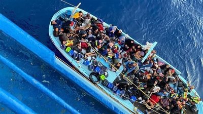 سفينة مملوكة لإحدى شركات القابضة للنقل البحري تنقذ 60 فردًا على قارب هجرة غير شرعية