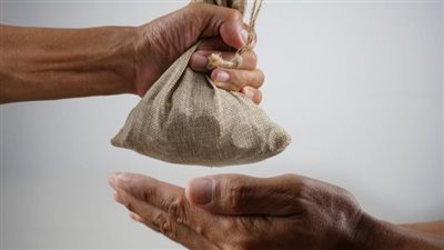 هل يجوز دفع زكاة المال للأخت الفقيرة؟.. الإفتاء تجيب