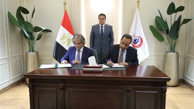 وزير الصحة يشهد توقيع بروتوكول تعاون لتوفير أدوية جديدة لعلاج الأعراض الجانبية لكورونا