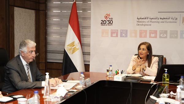 وزيرة التخطيط مع