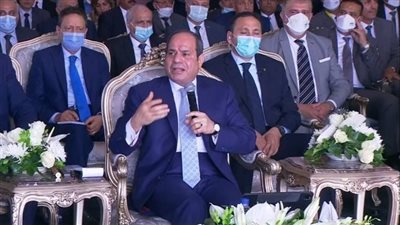 السيسي عن أموال المعاشات: محدش بيجيب من جيبه.. بنجيب من جيب مصر