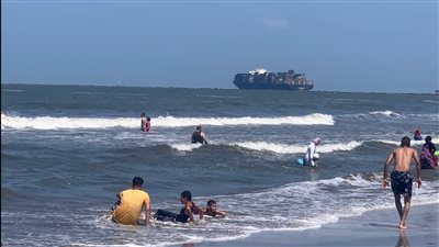 تحية خاصة للمصطافين.. سفينة عملاقة تبعث رسالة ترحيب للمواطنين على شاطئ بورسعيد | صور وفيديو