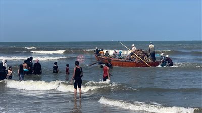 المصطافون إلى جانب مراكب الصيد في مشهد رائع على شاطئ بورسعيد | صور وفيديو