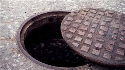 غرق صغير داخل بئر صرف صحي بسوهاج