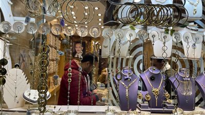 الغرف التجارية: شائعات تعويم الجنيه تؤدي لتزاحم المواطنين على شراء الجنيه الذهب اليوم