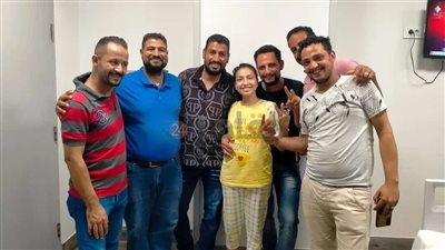 لا تعلم بوفاة شقيقيها.. والد الطفلة مارينا إحدى مصابي كنيسة أبو سيفين يكشف تطورات حالتها الصحية