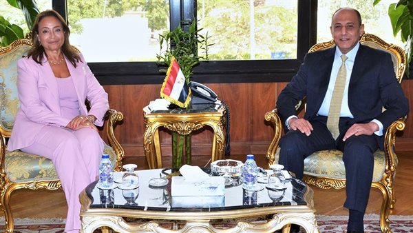 وزير الطيران يبحث