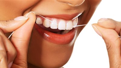 استخدام الخيط في تنظيف الأسنان يقلل من الإصابة بالخرف | دراسة