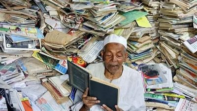 عمرها 60 عامًا| نجل مُسِنّ حَوَّل غرفة بمنزله إلى مكتبة عملاقة يستغيث: أبي أفنى حياته فيها.. والرطوبة تهددها