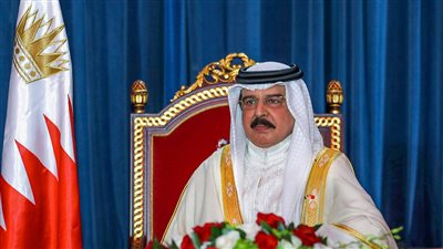 ‎ملك البحرين يأمر بتنكيس الأعلام 3 أيام حدادًا على وفاة الملكة إليزابيث الثانية