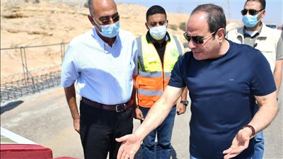 السيسي يتفقد الأعمال الإنشائية لتطوير عدد من الطرق والمحاور بالقاهرة الكبرى
