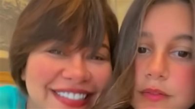 سبته ومحصلش حاجة.. شيرين عبد الوهاب تشارك ابنتها الغناء لأول مرة عبر تيك توك | فيديو