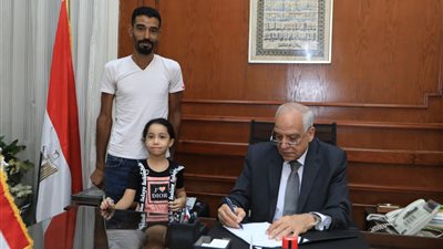 بعد إزالة عربة الفول مصدر رزقه.. محافظ الجيزة يهدي مواطنًا محلًا حضاريًا بالدقي 