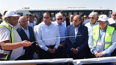 خلال جولته لمتابعة أعمال التطوير.. رئيس الوزراء يتفقد مشروع تطبيقات الهوية البصرية بمطار شرم الشيخ