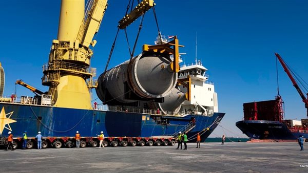 سفينة في إحدى الموانئ