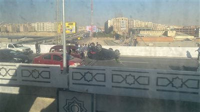 انقلاب سيارة ملاكي على الطريق الدائري أمام كارفور المعادي