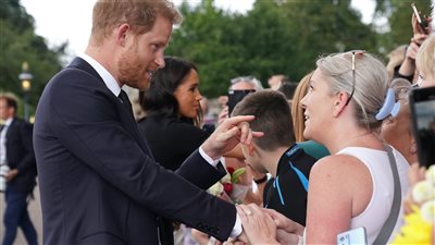 الأميران هاري وويليم والأسرة الملكية يلتقون المواطنين لتأبين الملكة إليزابيث | صور