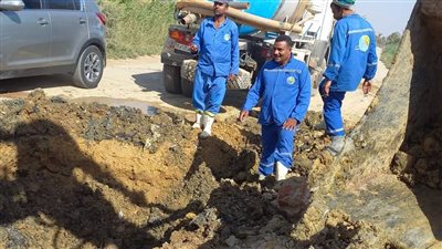 إصلاح كسر بخط مياه بقرية فانوس بالفيوم  |صور