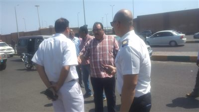 رفع آثار انقلاب تريلا محملة بالأسمنت أمام ميناء سفاجا | صور