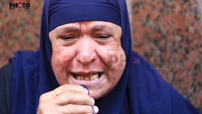 بكاء ممزوج بالفرحة.. أول صور لوالدة شيماء جمال وجدتها بعد التصديق على إعدام القاضي