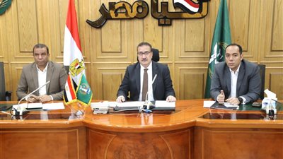 محافظ المنوفية يناقش الموقف النهائي لتسليم مشروعات حياة كريمة