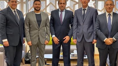 رئيس مجلس إدارة العاصمة الإدارية يستقبل وفد شركة شنيدر إلكتريك لبحث التعاون