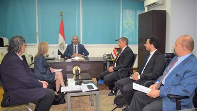 نائب وزير الإسكان يناقش مع ممثلي البنك الأوروبي موقف تنفيذ برنامج توسعات الصرف الصحي بالفيوم