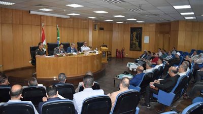 محافظ المنيا يناقش خطة المحافظة الشاملة استعدادا للعام الدراسي الجديد
