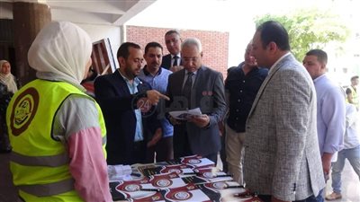 القائم بأعمال رئيس جامعة المنيا يتابع إجراءات الكشف الطبي على الطلاب المستجدين