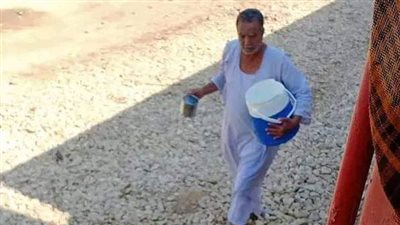 كله بثوابه.. أسواني يوزع المياه على ركاب القطارات المارة أمام منزله
