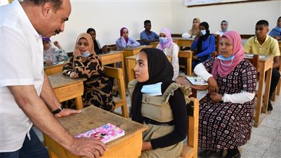 محافظ أسوان يتفقد لجان اختبارات القبول بمدارس التمريض 